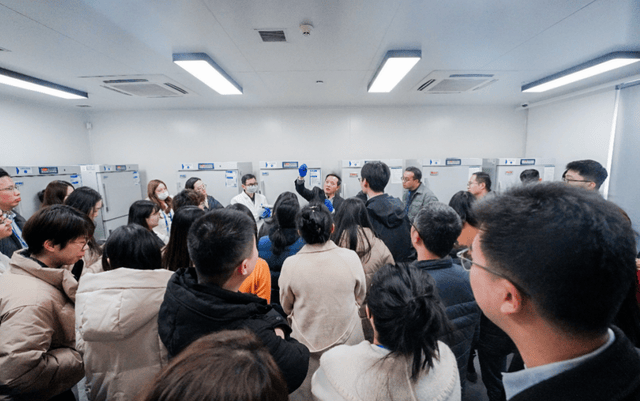 事长李进：未来几年继续聚焦分子创新与服务拓展瓦力棋牌成都先导首届投资者开放日“挤爆” 董(图2)